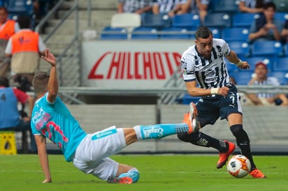 Rogelio Funes Mori (d), de Rayados, durante el juego de los cuartos de final del Apertura 2018 de la Copa MX en el Estadio BBVA.