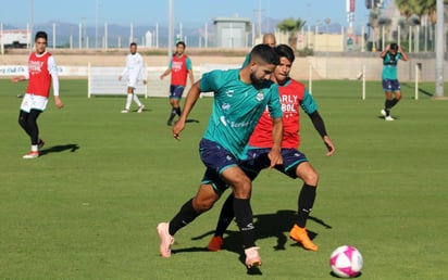 El mediocampista Diego de Buen durante el entrenamiento de ayer en el Territorio Santos Modelo.