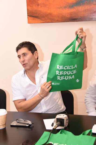 César Lozano en la conferencia de prensa del inicio de la campaña Alimenta, de Cáritas Región Siderúrgica. 