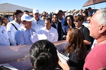 Grupo Vida se encontró esta mañana con el gobernador al manifestarse en un acto de entrega de tramo carretero. (EL SIGLO DE TORREÓN) 