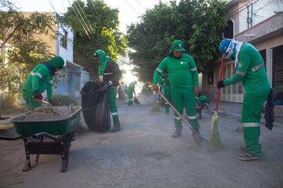 Manos a la obra. Durante toda la mañana se ejecutaron labores por parte de tres cuadrillas de barrido. (CORTESÍA)