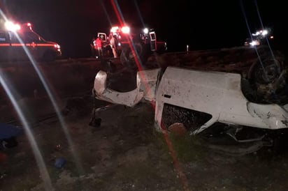 Volcadura. La camioneta donde viajaban 9 personas volcó, luego de que un tráiler los impactó.