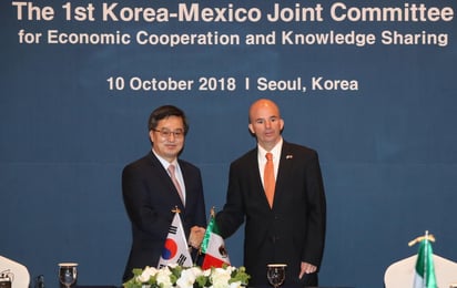 Compromiso. El ministro de Finanzas de Corea del Sur, Kim Dong-yeon (i), da la mano a su homólogo mexicano, José Antonio González Anaya (ARCHIVO)