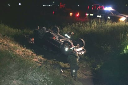 Tragedia. Conductor de camioneta pierde la vida en volcadura, el fallecido terminó completamente desfigurado.