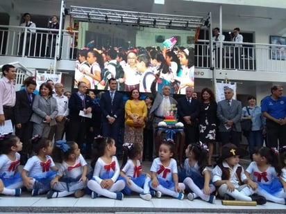 La institución celebró esta mañana con los honores a la Bandera, con presentaciones de niños y niñas para hacer alusión al descubrimiento de América, con las tradicionales mañanitas y cerró con la partida del pastel conmemorativo. (ANGÉLICA SANDOVAL)