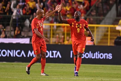 Romelu Lukaku (d) marcó los dos goles de la selección belga. (AP)