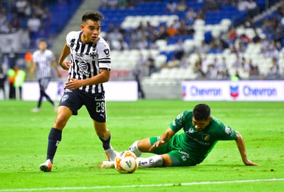 El mediocampista Carlos Rodríguez (i) mencionó que los Rayados han sufrido falta de contundencia en el torneo. (ARCHIVO)