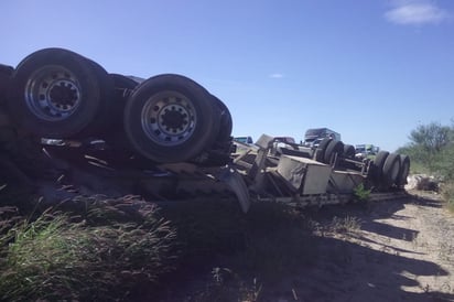 Accidente. Tráiler cargado con estructuras metálicas termina volcado en la libre Gómez Palacio-Jiménez. (EL SIGLO DE TORREÓN)