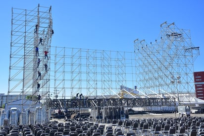 Producción. El escenario de Luis Miguel empezó a tomar forma desde las primeras horas de ayer viernes. (EL SIGLO DE TORREÓN / Ernesto Ramírez)