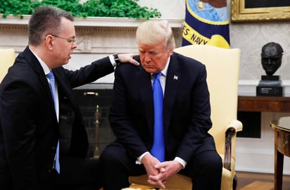 'Este es un tremendo paso para tener el tipo de relación con Turquía que queremos tener', afirmó Trump al recibir en la Casa Blanca a Brunson y su familia. (AP)