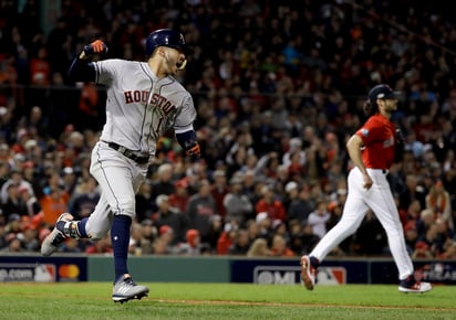 Carlos Correa, de los Astros de Houston, celebra tras conectar un sencillo remolcador en el sexto inning ante los Medias Rojas de Boston.