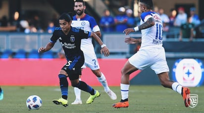 Los jugadores de Cruz Azul tuvieron más tiempo la pelota, pero no supiero capitalizar sus constantes llegadas al arco rival. (Especial)