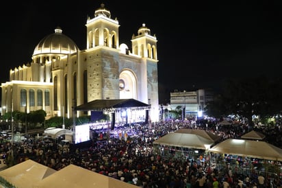 En su pueblo. Así lució la Catedral de San Salvador por la canonización del salvadoreño Monseñor Óscar Arnulfo Romero. (NOTIMEX Y EFE)