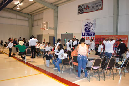 Celebración. Se reúnen miembros del Movimiento Familiar Cristiano de Gómez Palacio para celebrar aniversario. (EL SIGLO DE TORREÓN)