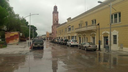 Un drástico descenso en la temperatura, acompañado de fuertes vientos y lluvia, fue lo que trajo consigo el ingreso del frente frío número seis y que se abarca la región norte del país. 