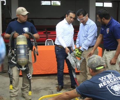 Roberto de Los Santos Vázquez, presidente municipal de Ciudad Acuña, se comprometió a trabajar de manera coordinada con la dirección de Bomberos y protección Civil, a fin de dotarles paulatinamente del equipo y herramienta necesarios.