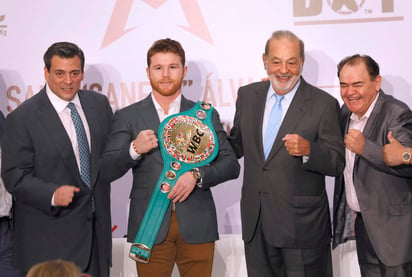 “Canelo” recibió los cinturones de peso medio del CMB, el cinturón chiapaneco y el huichol.