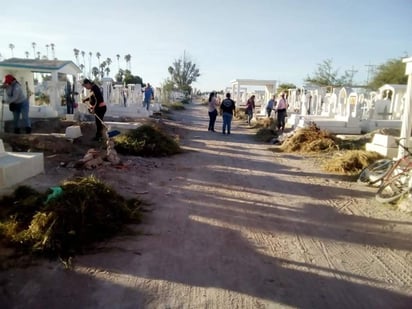 También se hizo un llamado a la ciudadanía para que colaboren retirando la basura que generen durante el día de finados. Pueden colocar los residuos en bolsas y colocarlas al exterior del camposanto, donde el personal de limpieza las pueda recoger. (EL SIGLO DE TORREÓN)