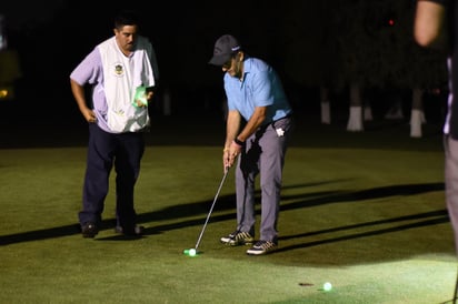 El mayor reto para los participantes, es pegarle a la pelota en penumbras, la cual no vuela a diferencia de las bolas normales de golf.