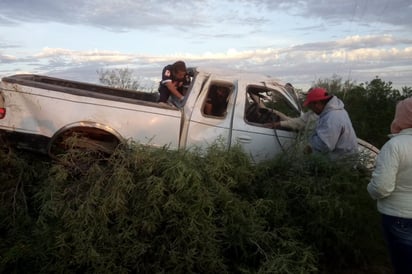 Aparatoso. Sufre volcadura en persecución, escapa con camioneta robada.