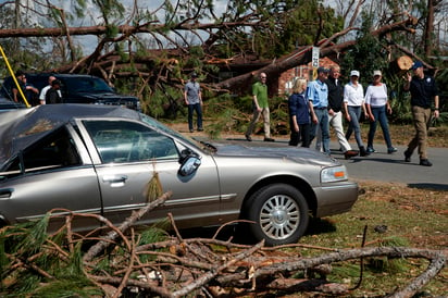 Visita. Trump, acompañado de su esposa Melania, observó de primera mano la devastación en Mexico Beach y Panama City, dos de las comunidades más golpeadas por el huracán Michael, durante una visita en Panhandle, en el noroeste de Florida. (AP)