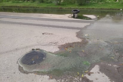 Insalubridad. Las aguas negras brotan sin control de las alcantarillas ubicadas en el bulevar Torreón 2000. (ROBERTO ITURRIAGA)