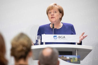 Merkel nunca se enredó en un pleito verbal con Seehofeer. (EFE)