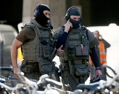 Policía alemana ordenó evacuar la estación de Colonia. (AP)