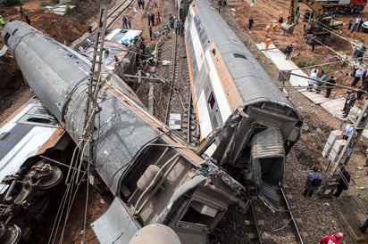 El tren que une Rabat con el pueblo de Kenitra se descarriló como a medio camino entre ambas ciudades. (EFE)