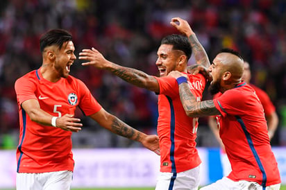 La época dorada de Chile terminó con una goleada de 3-0 en contra, que lo dejó fuera del mundial ruso. Después del fracaso, el capitán Claudio Bravo y Arturo Vidal anunciaron su retiro, más el segundo cambió de opinión y jugará esta tarde en Querétaro frente al Tricolor. (ARCHIVO)