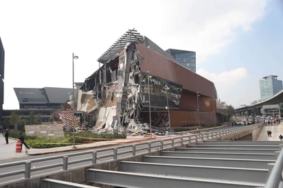 Informó que con los peritajes y otros datos de prueba recabados tras el derrumbe ocurrido el pasado 12 de julio en el centro comercial, los dictámenes practicados señalan que el desplome se debió a fallas en el diseño de la estructura metálica. (ARCHIVO)