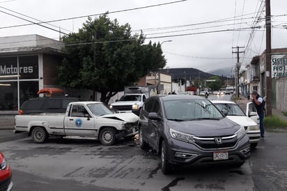 Desorden. Las unidades permanecieron varios minutos obstruyendo la vialidad. (EL SIGLO DE TORREÓN) 