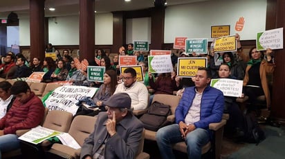 En la sala de sesiones, se hicieron presentes un grupo de más de 70 mujeres que apoyaron la iniciativa y portaban carteles con la frase “En mi cuerpo yo decido”. 