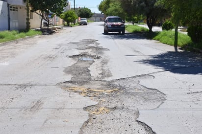 Habitantes de la colonia Nueva California afirman que desde hace años el cruce de la calle Mazatlán y la avenida Allende no han contado con el mejor pavimento, pero luego de las lluvias de septiembre la zona quedó como “campo minado”. (EL SIGLO DE TORREÓN)