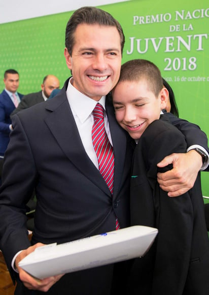 El lagunero recibió el premio de manos del presidente hoy en Los Pinos. (NOTIMEX)