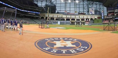 El mismo empleado de los Astros debió ser removido de una zona adyacente a la cueva de Boston previo al primer juego de la Serie de Campeonato de la Liga Americana. (ESPECIAL)