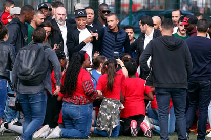 Kylian Mbappé visitó Bondy, su ciudad natal, donde fue recibido por miles de aficionados.