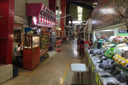 Movimiento. Ayer, un grupo de comerciantes bloqueó la avenida Juárez para exigir se celebraran las votaciones. (EL SIGLO DE TORREÓN)