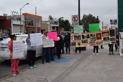 Se manifiestan. Acudieron a la explanada de la presidencia municipal. (EL SIGLO DE TORREÓN)