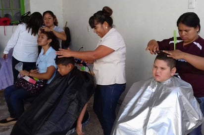 Talleres. Buscan capacitar a las mujeres en maquillaje, cortes de cabello y belleza en general en San Pedro.