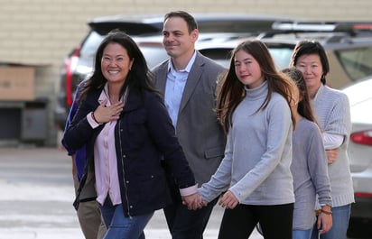 Libre. Keiko Fujimori visitó ayer a su padre Alberto Fujimori en una clínica de Lima. (EFE)