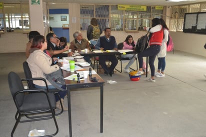 Votaciones. Para la elección de nuevo director, fue instalada una urna en la Facultad de Ciencias Políticas y Sociales. (ANGÉLICA SANDOVAL)