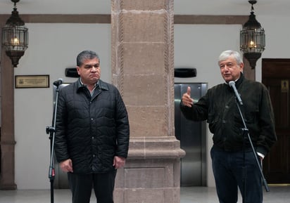 En su visita a la capital de Coahuila como parte de su gira de agradecimiento, el presidente electo de México, Andrés Manuel López Obrador, recibió varias solicitudes de apoyo por parte del gobernador Miguel Riquelme, que busca recursos para obras, así como de integrantes del magisterio que piden un mejor servicio médico. (NOTIMEX)