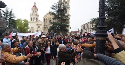 En su encuentro con los coahuilenses en la Plaza de Armas de Saltillo, Coahuila, habló sobre la zona libre en la frontera con Estados Unidos; desde Matamoros hasta Tijuana, pasando por Piedras Negras, Jiménez y Acuña. (ESPECIAL)