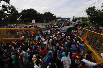 La caravana atraviesa ahora el puente sobre el río Suchiate y se dispersa por territorio mexicano con el objetivo de llegar a Estados Unidos.