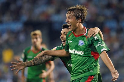 El centrocampista del Alavés, Tomás Pina, celebra su gol, primero del equipo ante el Celta de Vigo.