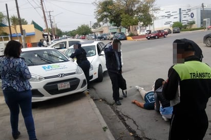 Choque. Fuerte choque deja un hombre lesionado, el auto que manejaba terminó sobre la banqueta. (EL SIGLO DE TORREÓN)