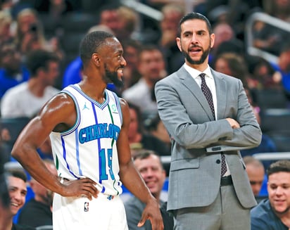 Kemba Walker (i) habla con el entrenador de los Hornets James Borrego durante el juego de ayer.