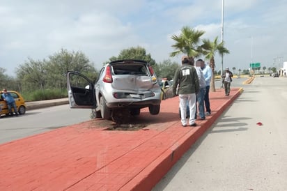 Accidente. Un vehículo compacto se subió al camellón y derribó una palma luego de ser impactado por alcance por una camioneta. (EL SIGLO DE TORREÓN) 