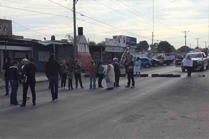 Inconformidad. Por espacio de casi dos horas, vecinos de las colonias Santiago Ramírez y Lázaro Cárdenas, bloquearon el bulevar Laguna par exigir solución a sus problemas de aguas negras. (GUADALUPE MIRANDA)